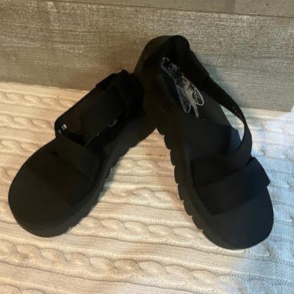 Sandals, women's Fly size 7, like new condition